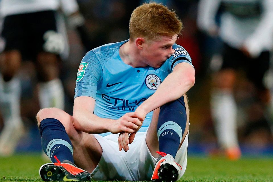 WORRYING SIGN: Manchester City’s Kevin de Bruyne left the field with a knee injury in last night’s clash with Fulham. Photo: REUTERS