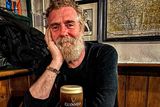 Miniatura: Glenn Hansard disfruta de una pinta en 'The Singing Pub'.  Foto: Página de Facebook de Roches Donatea