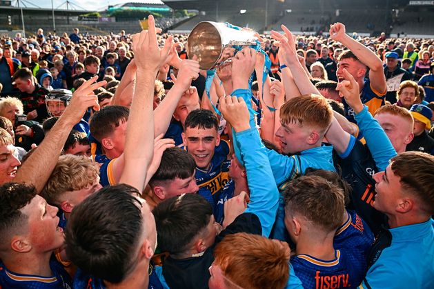 Tipperary minors manage to win All-Ireland hurling title, beating Kilkenny after extra time, despite two red cards