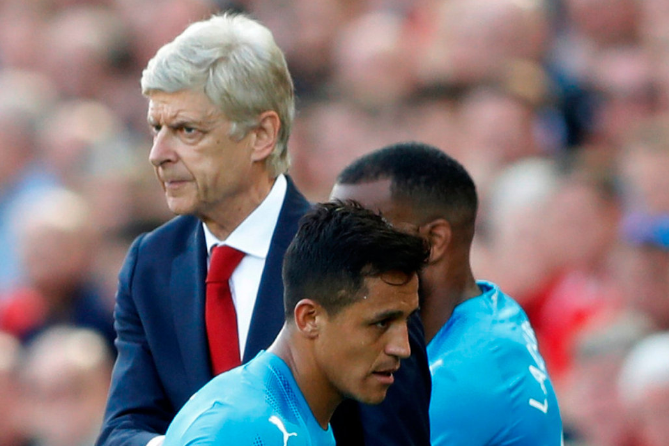Alexis Sanchez cuts a sorry figure as he walks past Arsene Wenger after being substituted. Photo: Carl Recine/Reuters