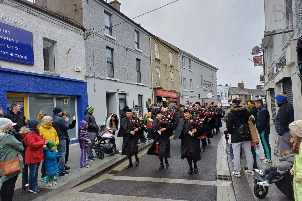 Westmeath crowds line streets of Athlone for spectacular Bank Holiday ...