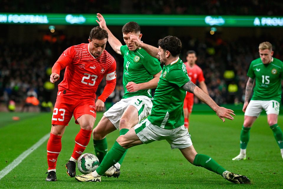 Le Suisse Xherdan Shaqiri a été gêné par l'Irlandais Dara O'Shea et l'Irlandais Robbie Brady, à droite, lors du match international amical qui s'est tenu au stade Aviva de Dublin.  Photo de David Fitzgerald/Sportsfile