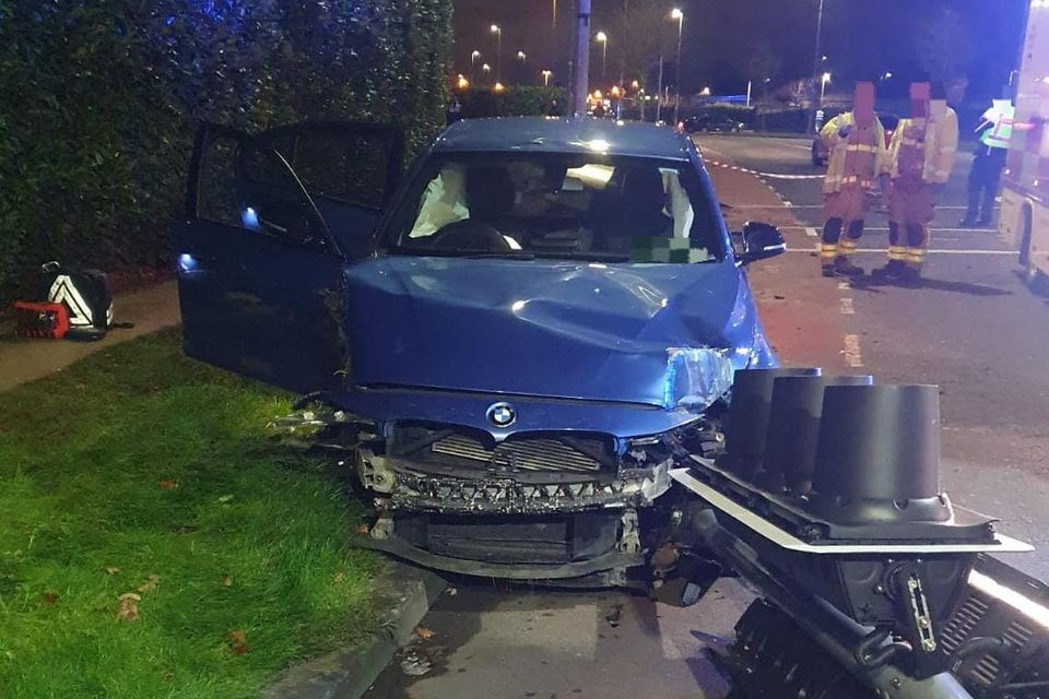 В результате столкновения BMW получила повреждения передней части.  Фото: Fire Brigade X/Дублин