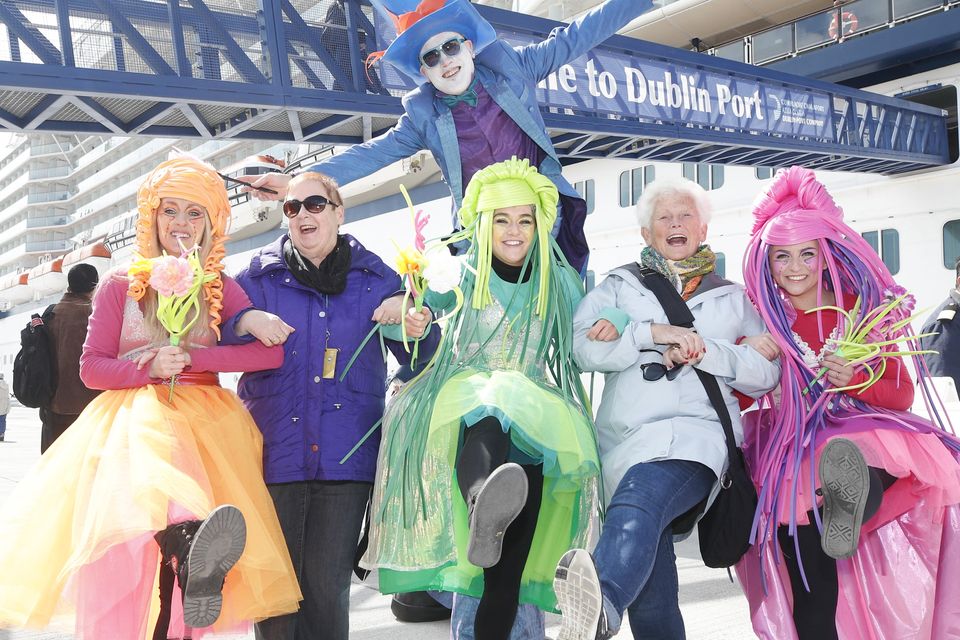 Pictured at Dublin Port were tourists Candace Ling from Pennsylvania and Clare Vail from Texas with Dublin Port entertainment Artastic. Picture Conor McCabe Photography.