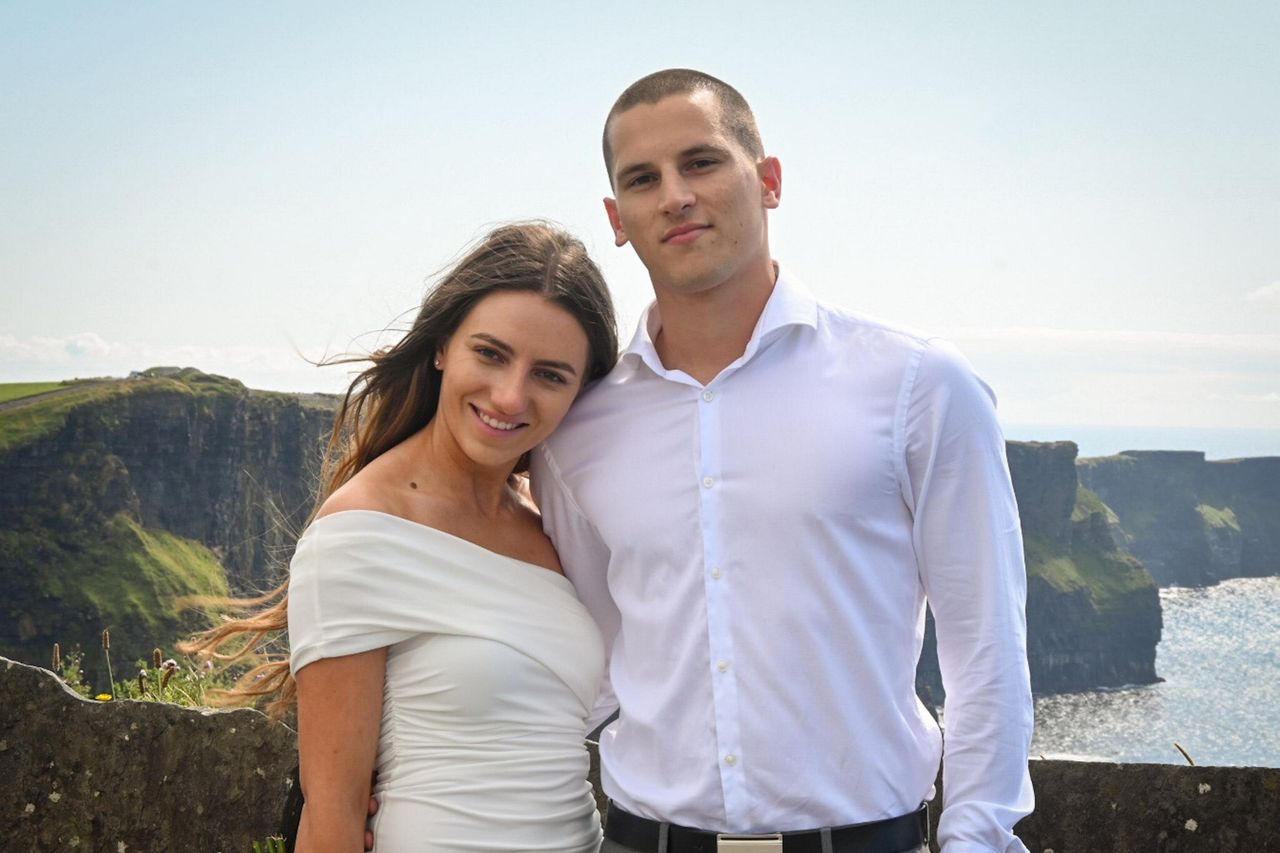 Twitter helps reunite photographer with couple in impromptu Cliffs of Moher  wedding shoot | Irish Independent