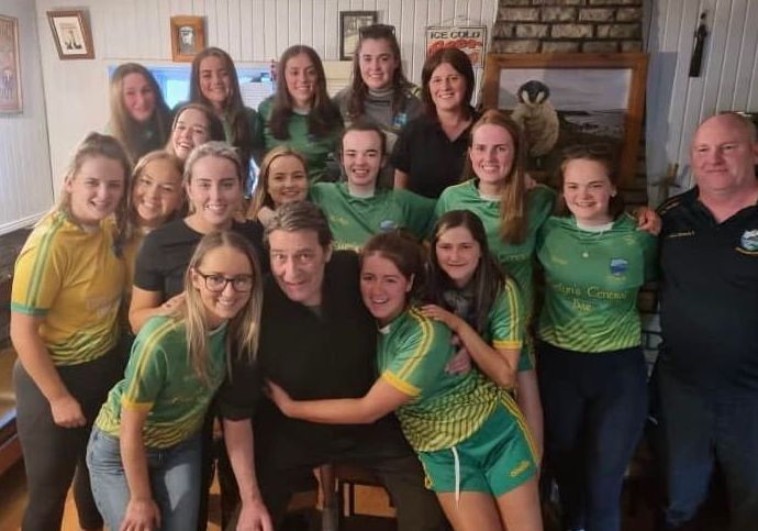 Ciaran Hinds con miembros del equipo femenino de Naomh Columba