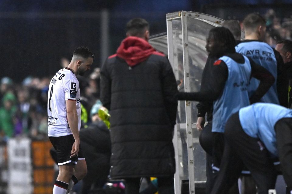 Robbie Benson walks to the Dundalk bench after picking up a red card against Shamrock Rovers. Image: Sportsfile.