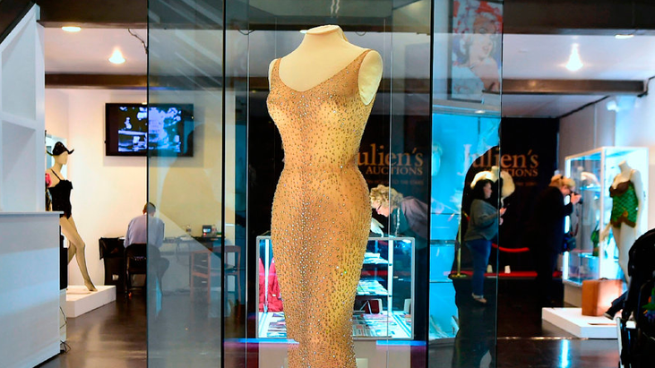 Iconic Marilyn Monroe dress fetches $4.8m at auction - BBC News