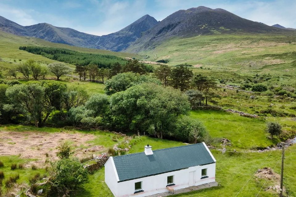 Property is located in a beautiful setting in the foothills of the MacGillycuddy Reeks.