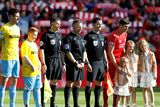 thumbnail: Football - Liverpool v Crystal Palace - Barclays Premier League - Anfield - 16/5/15
Liverpool's Steven Gerrard with family as he lines up before his final game at Anfield
Action Images via Reuters / Carl Recine