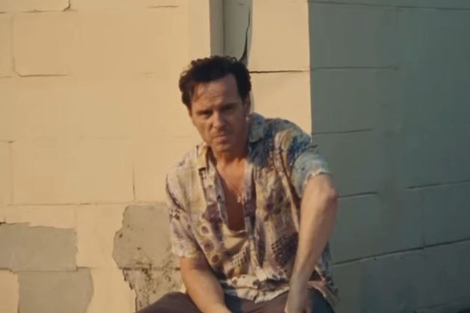 El actor Andrew Scott protagonizó el nuevo video musical de Sam Fender