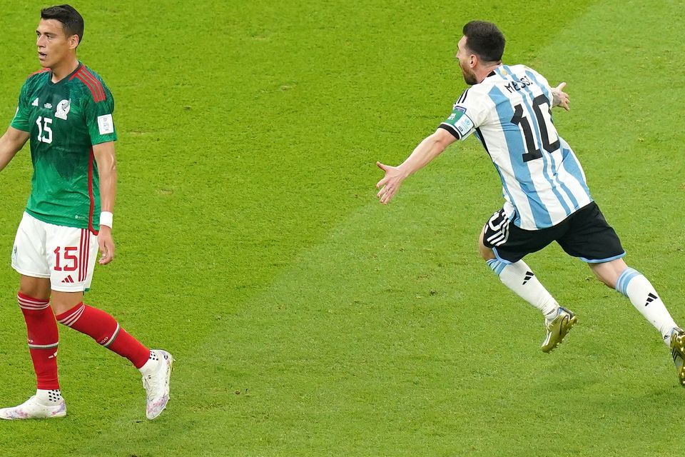 Argentina defender Lisandro Martinez kicked in the face by Mexico's Hirving  Lozano in heated World Cup match