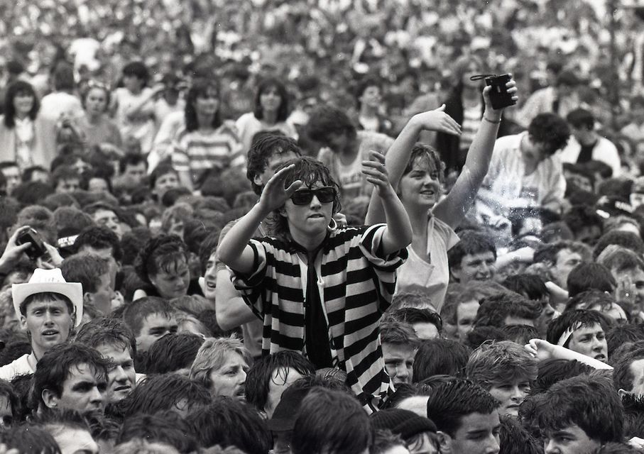 Fans dancing at the Queen concert in Slane Castle. (Part of the Irish Independent Newspapers/NLI Collection)