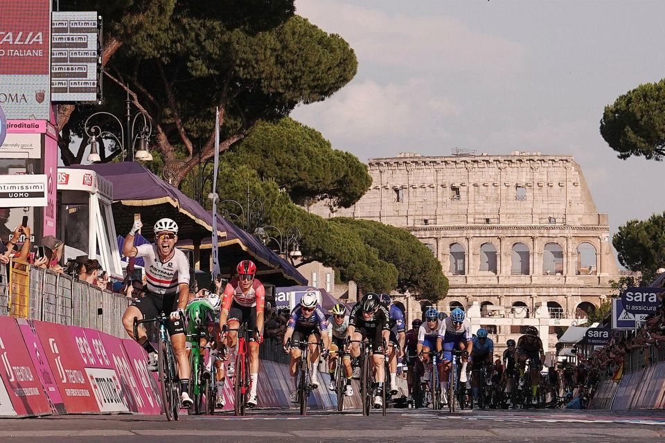 Mark Cavendish finishes Giro d Italia in style after getting help