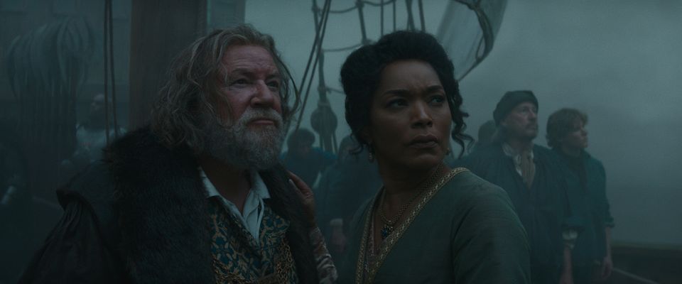 Damsel. (L-R) Ray Winstone as Lord Bayford and Angela Bassett as Lady Bayford in Damsel. Cr. Netflix ©2023