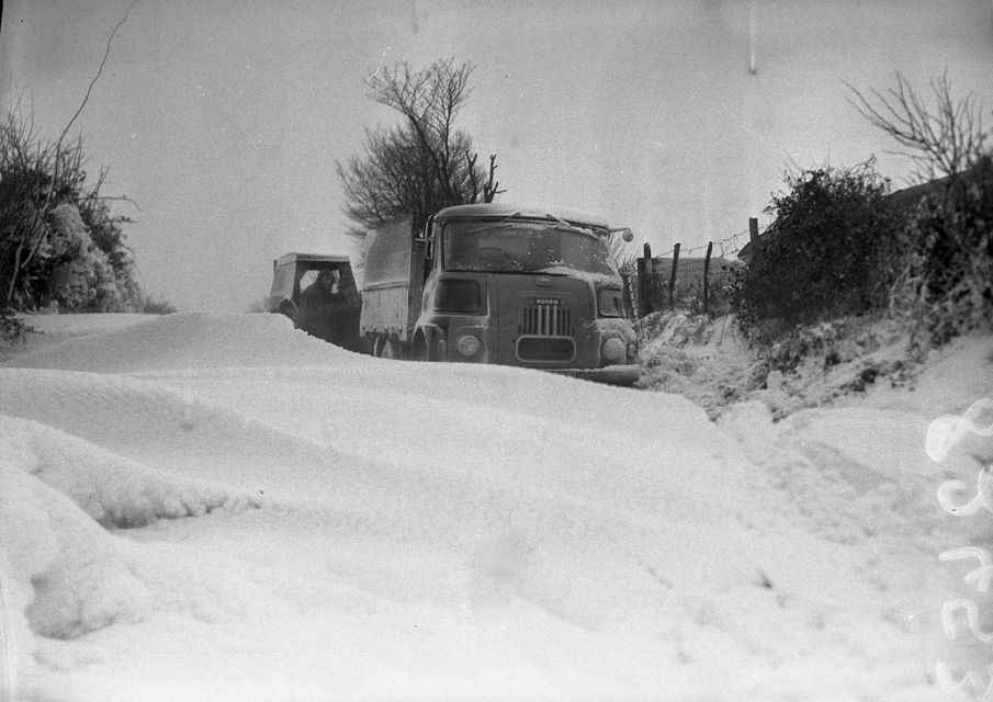 Caught in snow-drift in Templeogue, 29/12/1962 (Part of the Independent Newspapers Ireland/NLI Collection).