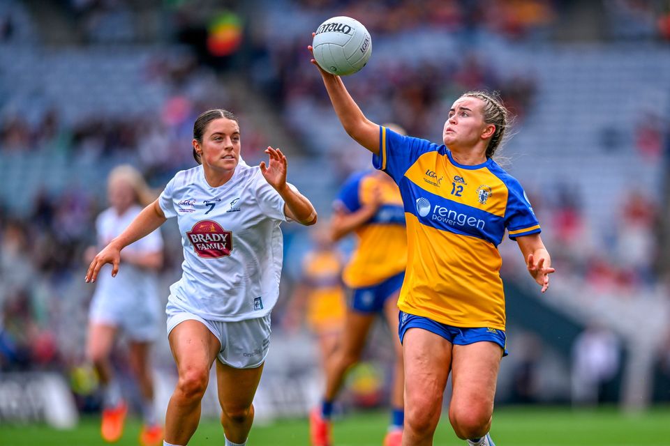 Lauren Murtagh de Kildare se enfrenta a Amy Sexton de Clare durante la final del campeonato de fútbol intermedio femenino de toda Irlanda el domingo en Croke Park en Dublín.  Foto de Piaras Ó Mídheach / Sportsfile