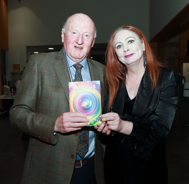 Mick O Callaghan avec Anne Ireton au lancement du livre d'Anne Ireton de son nouveau livre Bohemian Whirlpools à la bibliothèque Gorey. PHOTO : Sabrina Ffrench