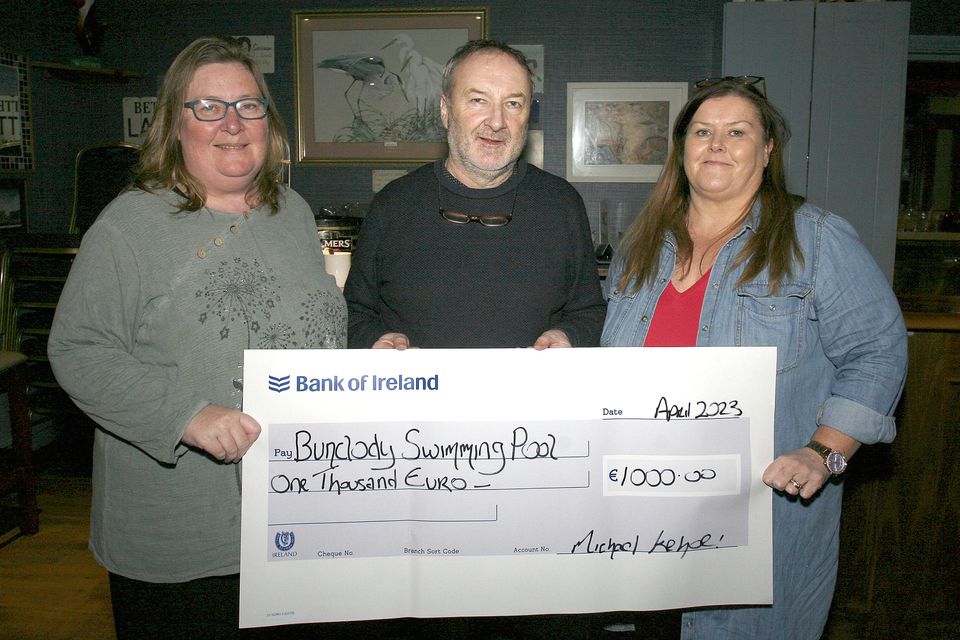 Elaine Jordan with Michael Kehoe, River's Edge, Bunclody presenting a cheque for €1,000 to Bunclody Swimming Pool, and Sandra Murphy.