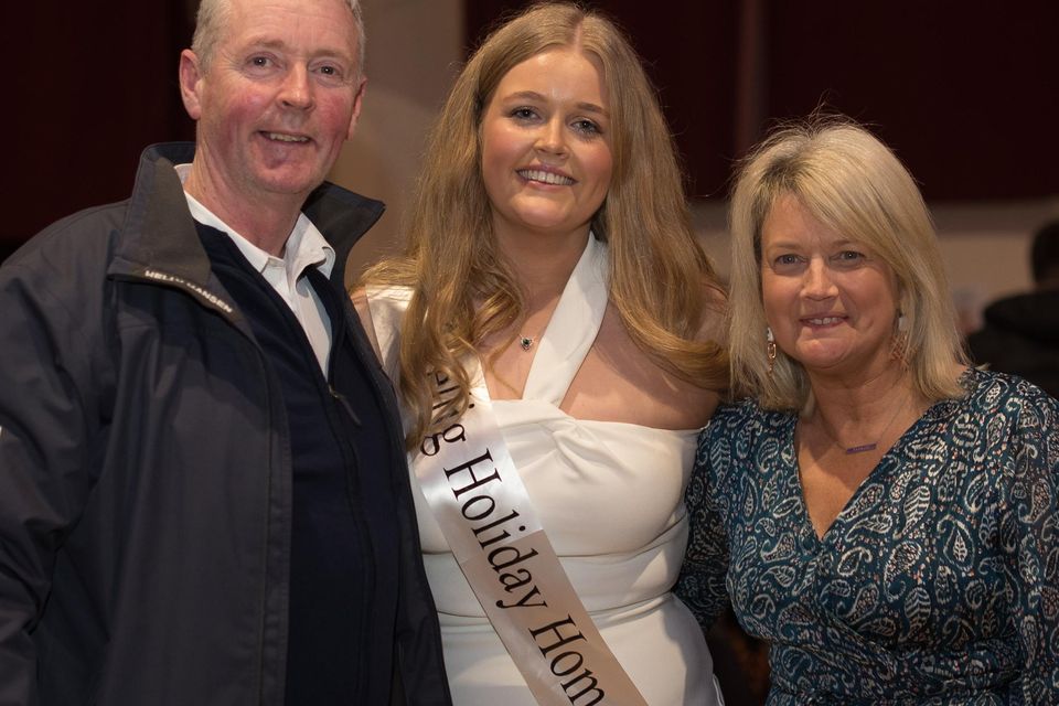 Aoife Murphy (Skellig Holiday Homes) with her Mom and Dad at the Kerry Rose Skellig Coast selection. Photo by Christy Riordan