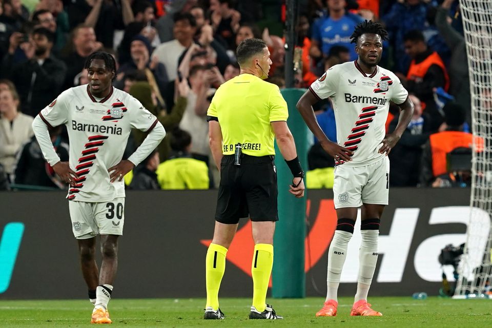 Les joueurs du Bayer Leverkusen Jeremy Frimpong (à gauche) et Edmund Tapsoba semblent déprimés lors de la finale de la Ligue Europa à Dublin (Brian Lawless/PA)