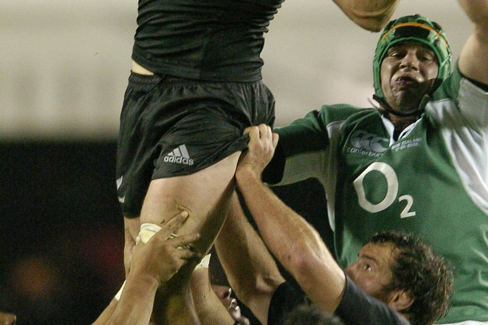 Richie McCaw wins posession in a lineout against Ireland's Denis Leamy in Eden Park, 2006