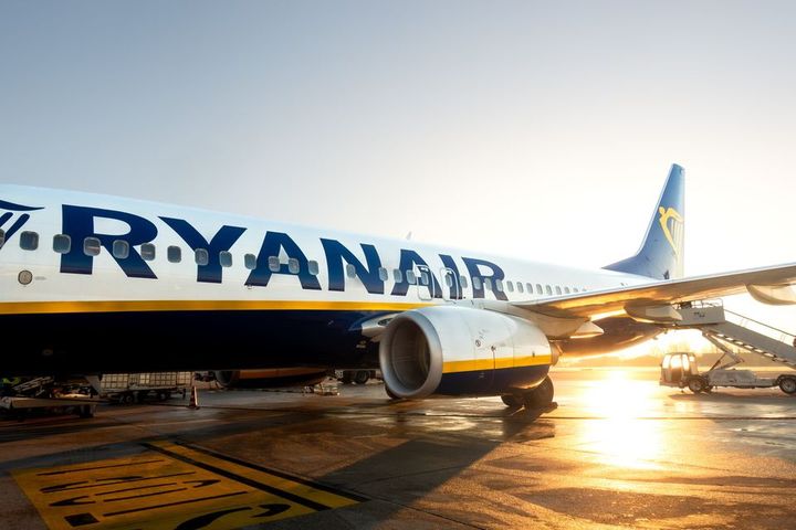 Ryanair to close airport check-in and bag-drop 20 minutes earlier amid queue concern