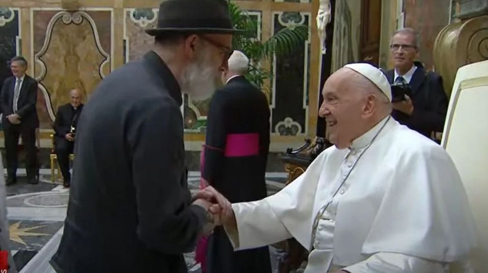 Patrick Kielty y Tommy Tiernan se reúnen con el Papa Francisco en audiencia para celebrar el “precioso regalo” de los actores