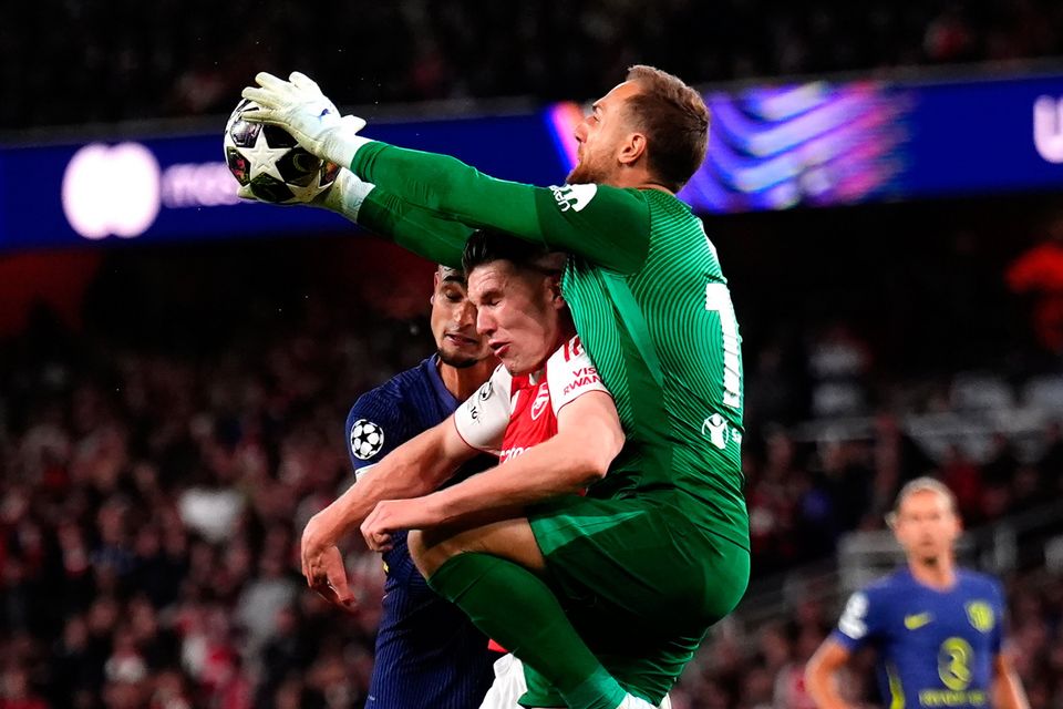 Arsenal's Viktor Gyokeres crashes into Atletico Madrid goalkeeper Jan Oblak.