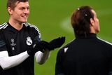 thumbnail: German midfielder Toni Kroos (L)
