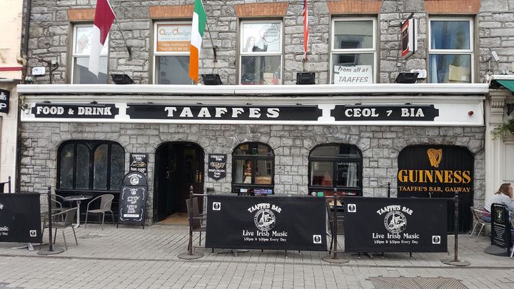 Student wins second chance at Galway pub with viral handwritten note apologising for ‘idiotic’ antics