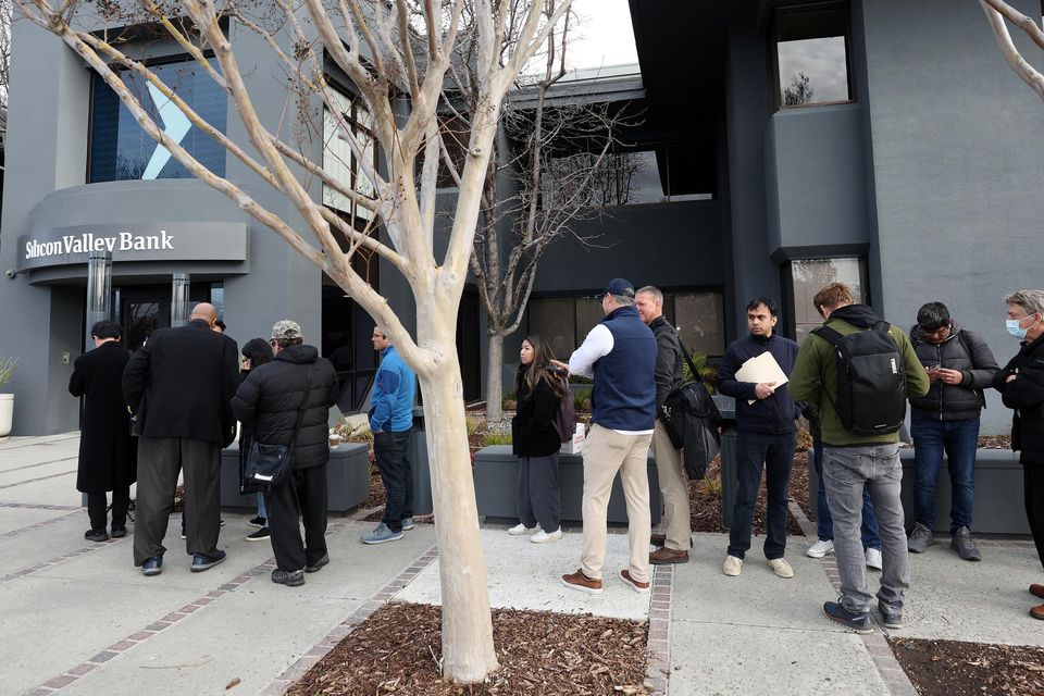 Customers queue outside a Silicon Valley Bank office on March 13 in Santa Clara, California, days after the collapse. Photo: Justin Sullivan