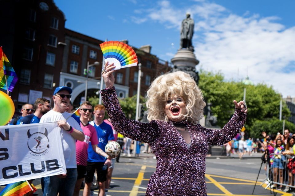 Los participantes disfrutan del desfile del Orgullo Gay de Dublín del año pasado.  Foto de : David Conachie