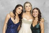 thumbnail: Хлоя Мэлоун, Эмма Данн и Лорен Бэрри развлекали выпускной вечер колледжа Селскара в отеле Talbot во вторник вечером.
