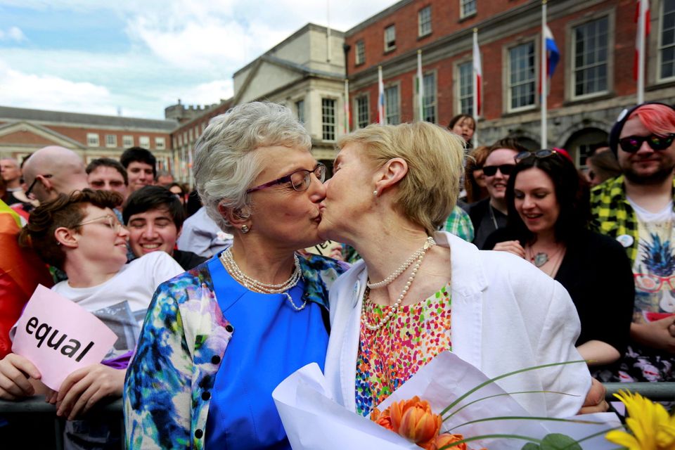 Same-sex marriage supporters kiss at Dublin Castle in Dublin, Ireland May 23, 2015. Irish voters appear to have voted heavily in favour of allowing same-sex marriage in a historic referendum in the traditionally Catholic country, government ministers and opponents of the bill said on Saturday. REUTERS/Cathal McNaughton