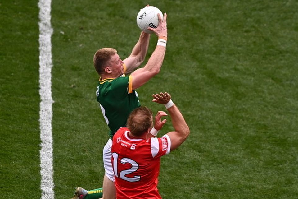 Jack Flynn of Meath catches a high-ball ahead of Conor Grimes of Louth. Photo: Ben McShane/Sportsfile.