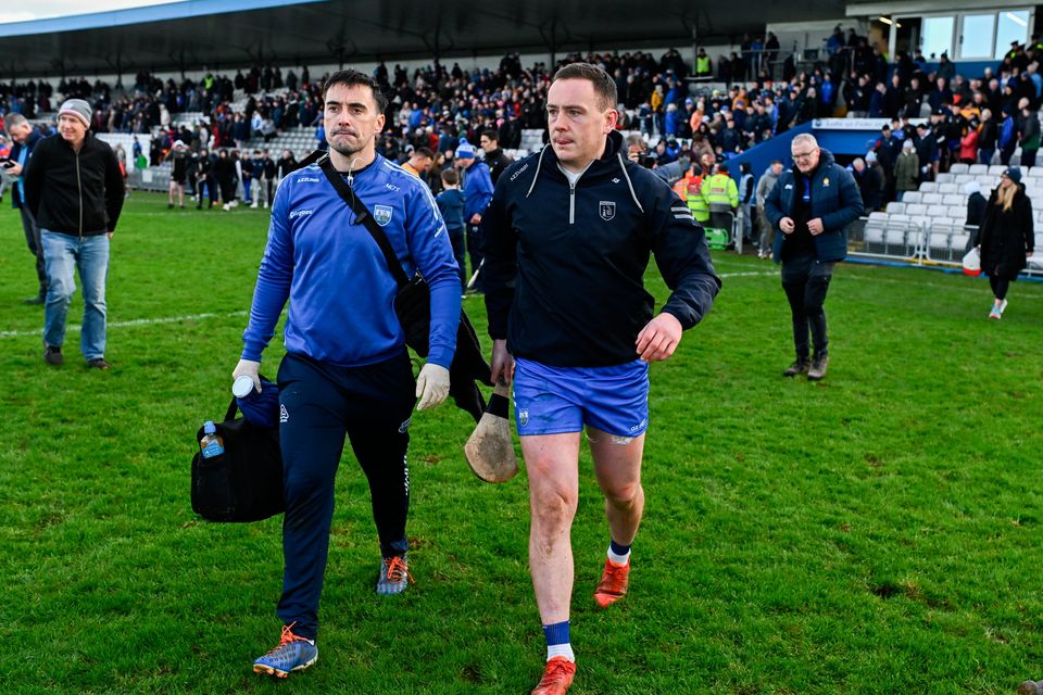 Stephen Bennett of Waterford leaves the pitch with medical personal at Walsh Park in Waterford. Photo by Eóin Noonan/Sportsfile