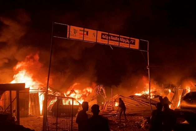 イスラエルのガザ避難民テントへの空爆で少なくとも22人が死亡