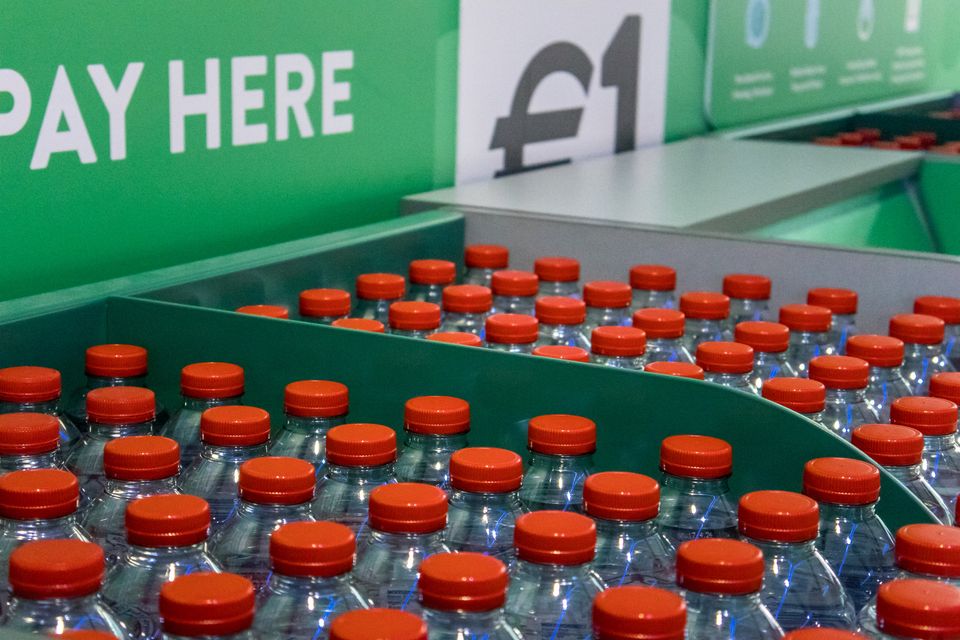 Bouteilles d'eau à vendre à l'aéroport de Dublin.  Photo : Getty