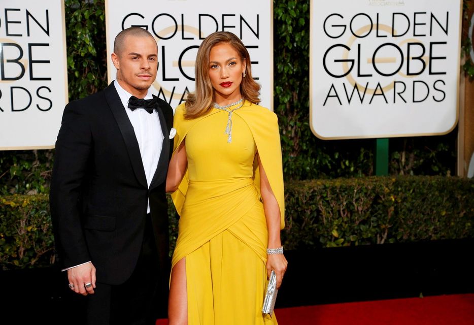 Actors Casper Smart and Jennifer Lopez arrive at the 73rd Golden Globe Awards in Beverly Hills, California January 10, 2016.  REUTERS/Mario Anzuoni