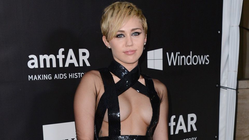 Miley Cyrus Naked Porn - Miley Cyrus strips naked for W magazine, compares herself to Madonna and  rants about relationships and porn - Irish Mirror Online