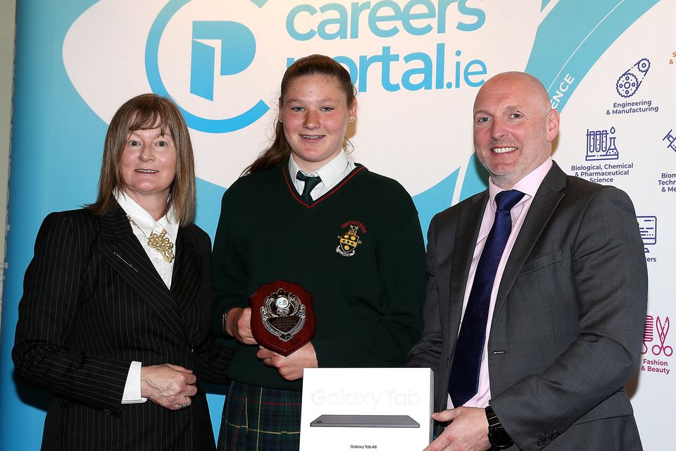 Eve Lawler of Drogheda Grammar School  is presented with her award  by Eimear Sinnott, Director of CareersPortal and Dave McCormack- AIB Deputy Chief People Officer at The AIB Careers Skills Competition Awards  by CareersPortal at Number 6 ,Kildare Street,Dublin.
Pictue Brian McEvoy
