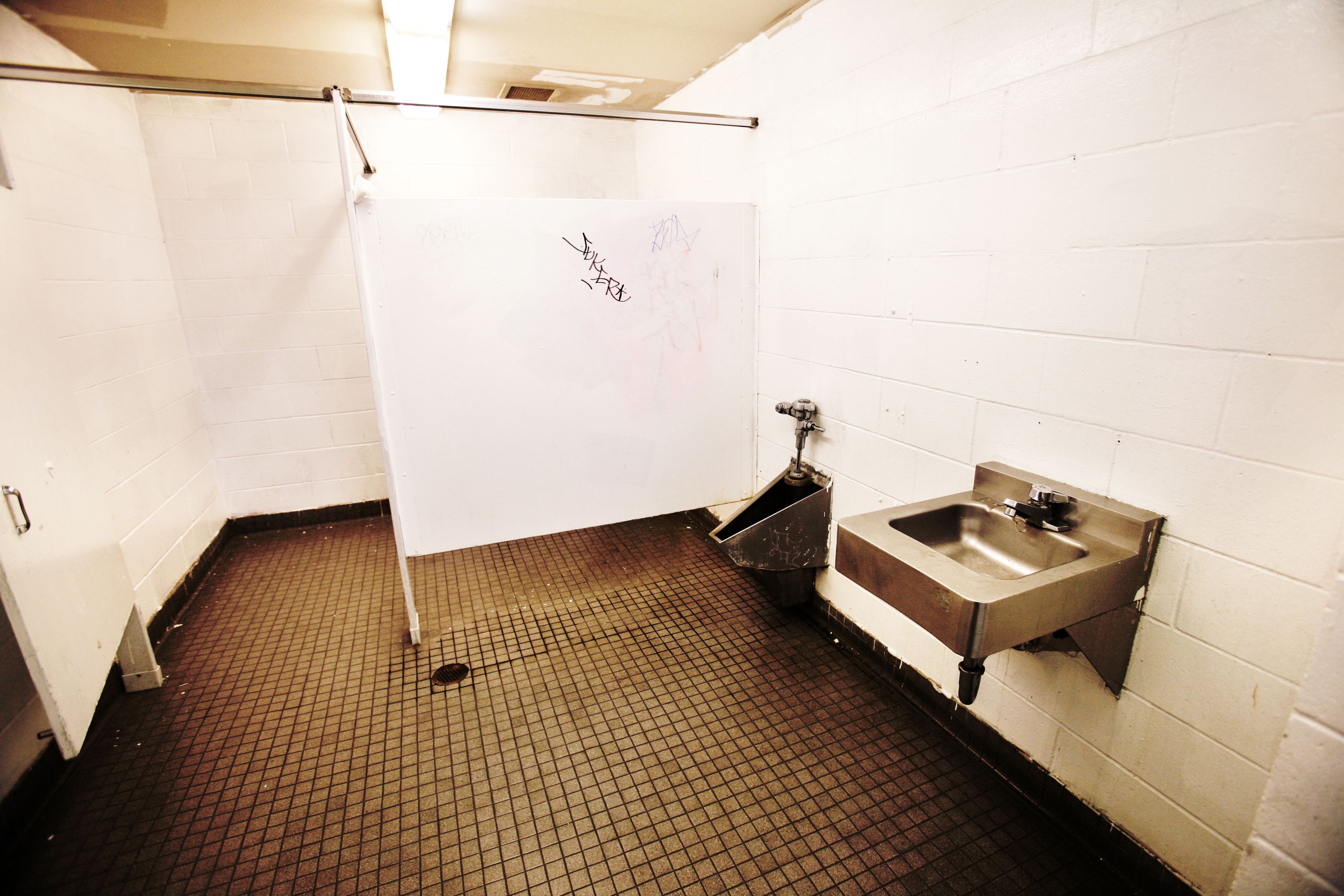 De jeunes chercheurs de BT affirment que les graffitis dans les toilettes ont des effets négatifs « déchirants » sur les étudiants