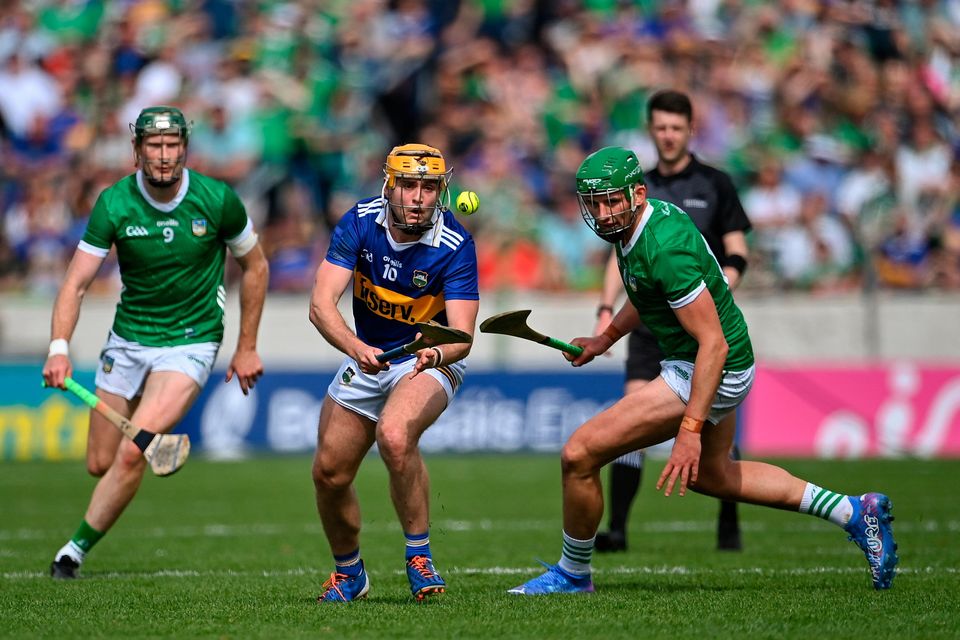 Conor Stakelum of Tipperary in action against William O'Donoghue, left, and Gearóid Hegarty of Limerick during the Munster GAA Hurling Senior Championship Round 4 match at FBD Semple Stadium in Thurles, Tipperary. Photo by Piaras Ó Mídheach/Sportsfile