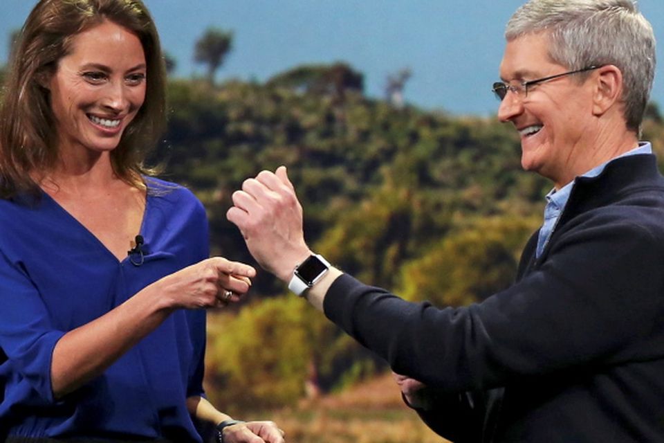 Model Christy Turlington Burns (L) speaks to Apple CEO Tim Cook about the Apple Watch during an Apple event in San Francisco, California March 9, 2015.    REUTERS/Robert Galbraith