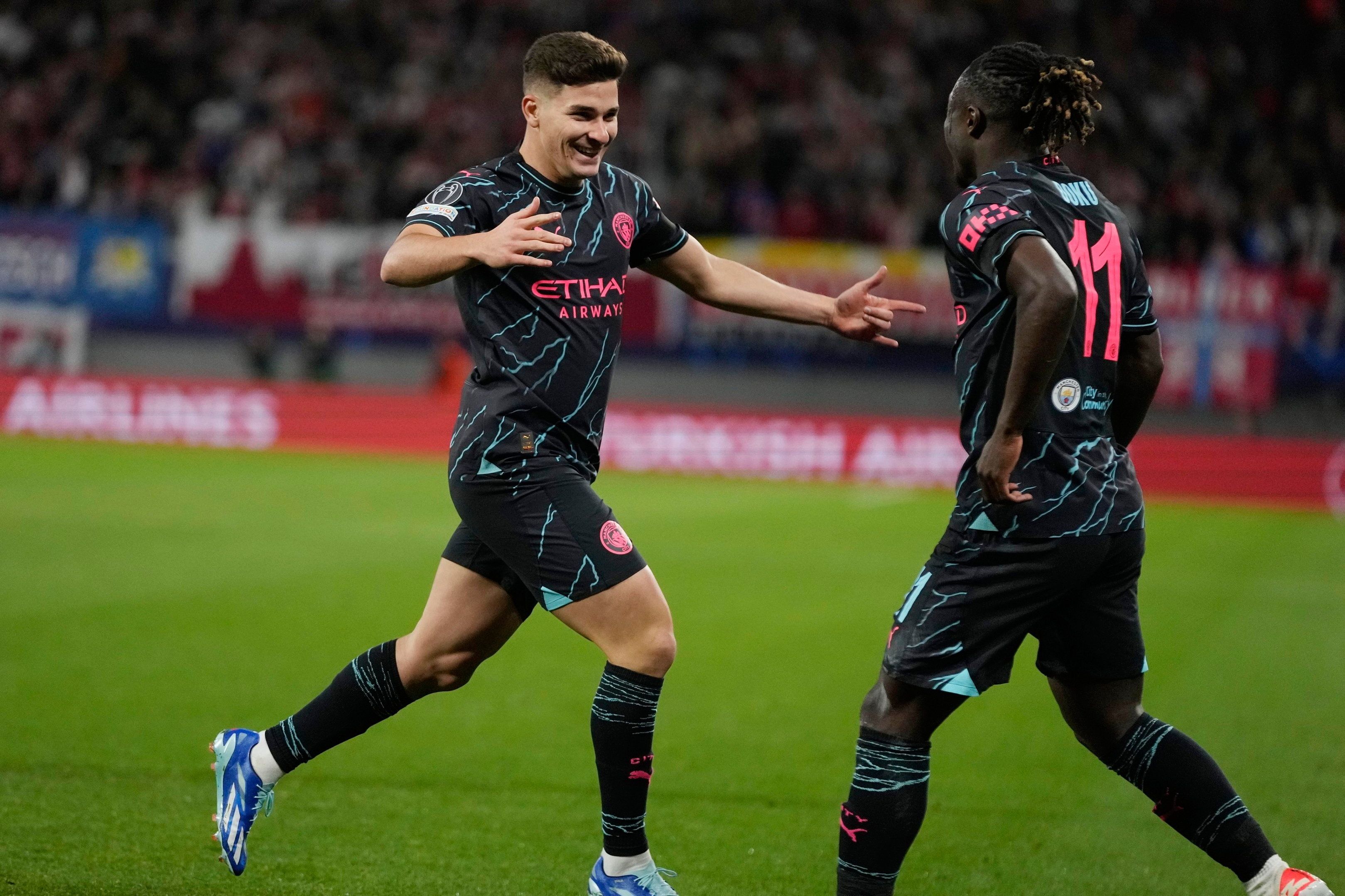 Loïs Openda of RB Leipzig controls the ball during the UEFA