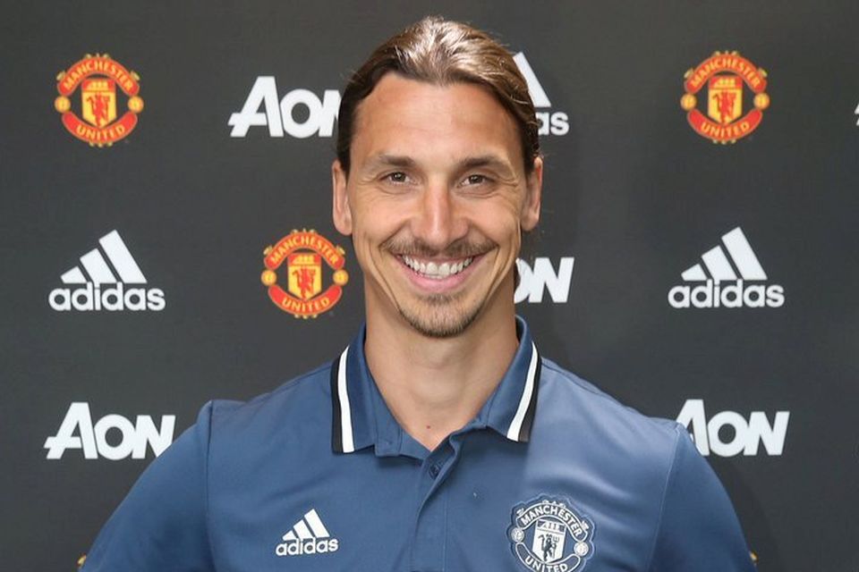 Zlatan Ibrahimovic poses with the Manchester United kit