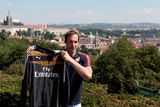 thumbnail: Czech soccer player Petr Cech shows his Arsenal jersey during his presentation in Prague