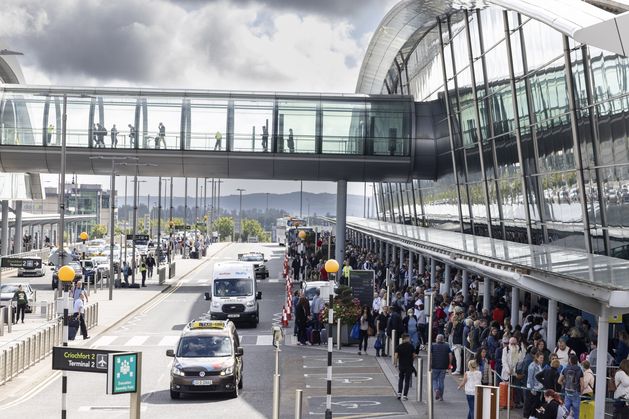 ダブリン空港、行列と清潔さで1000万ユーロの罰金