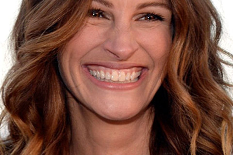 Julia Roberts reveals how she gets her teeth so pearly white | Irish  Independent